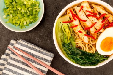 Japon tarzı tavuk ve kırmızı biber Ramen Çorbası veya suyu Pak Choi ile