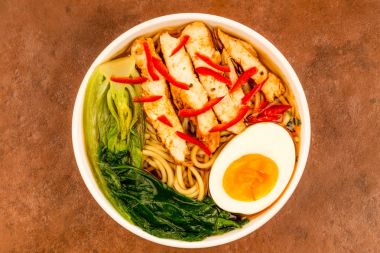 Japon tarzı tavuk ve kırmızı biber Ramen Çorbası veya suyu Pak Choi ile