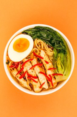 Japon tarzı tavuk ve kırmızı biber Ramen Çorbası veya suyu Pak Choi ile