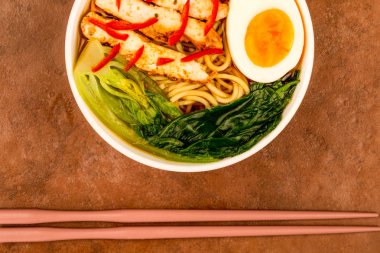 Japon tarzı tavuk ve kırmızı biber Ramen Çorbası veya suyu Pak Choi ile