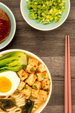 Japon tarzı vejetaryen Tofu Ramen Çorbası veya et suyu