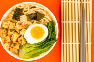 Japon tarzı vejetaryen Tofu Ramen Çorbası veya et suyu