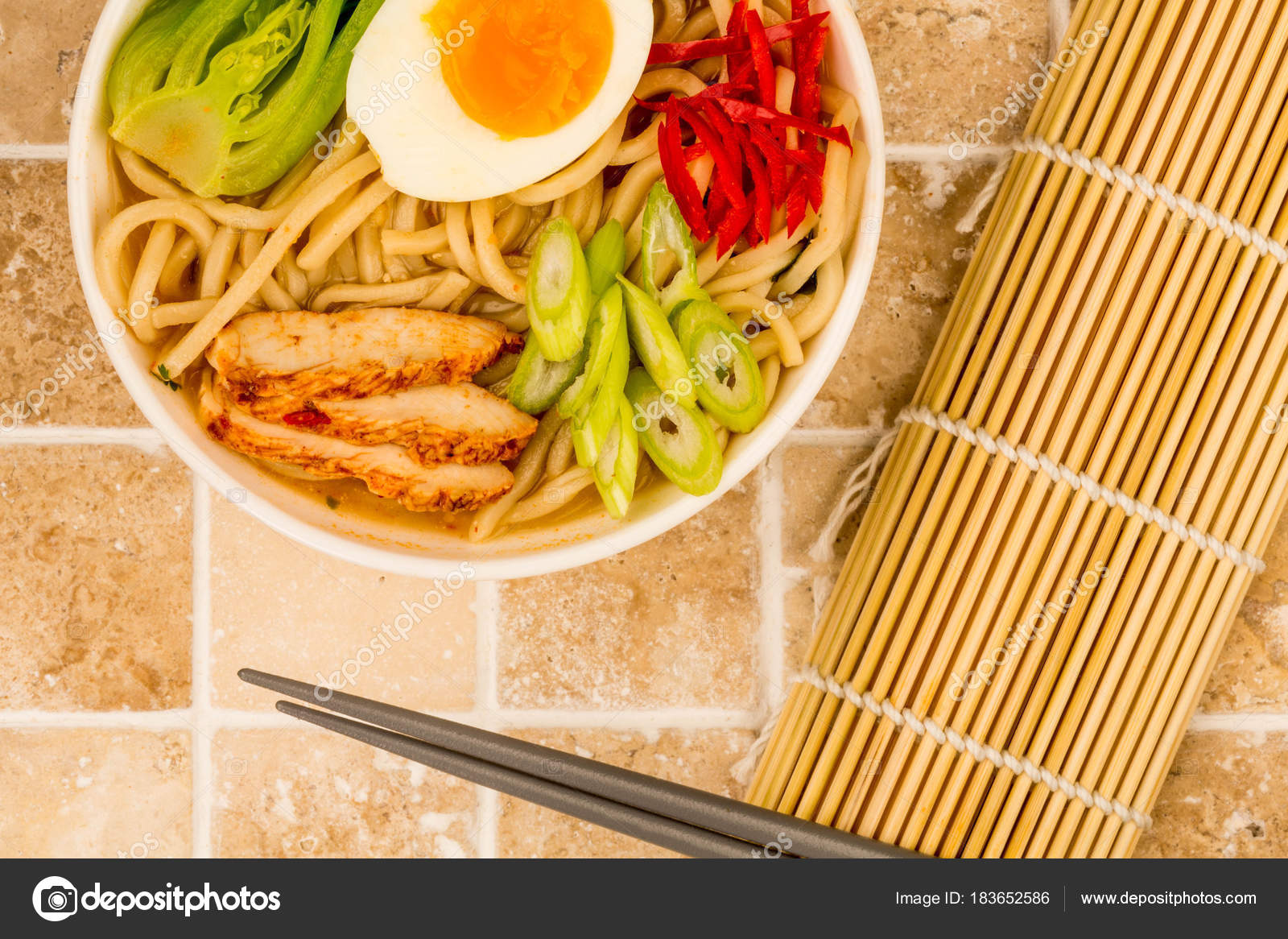 Japonaise poulet et bouillon de nouilles Udon ou soupe avec Pak Choi et