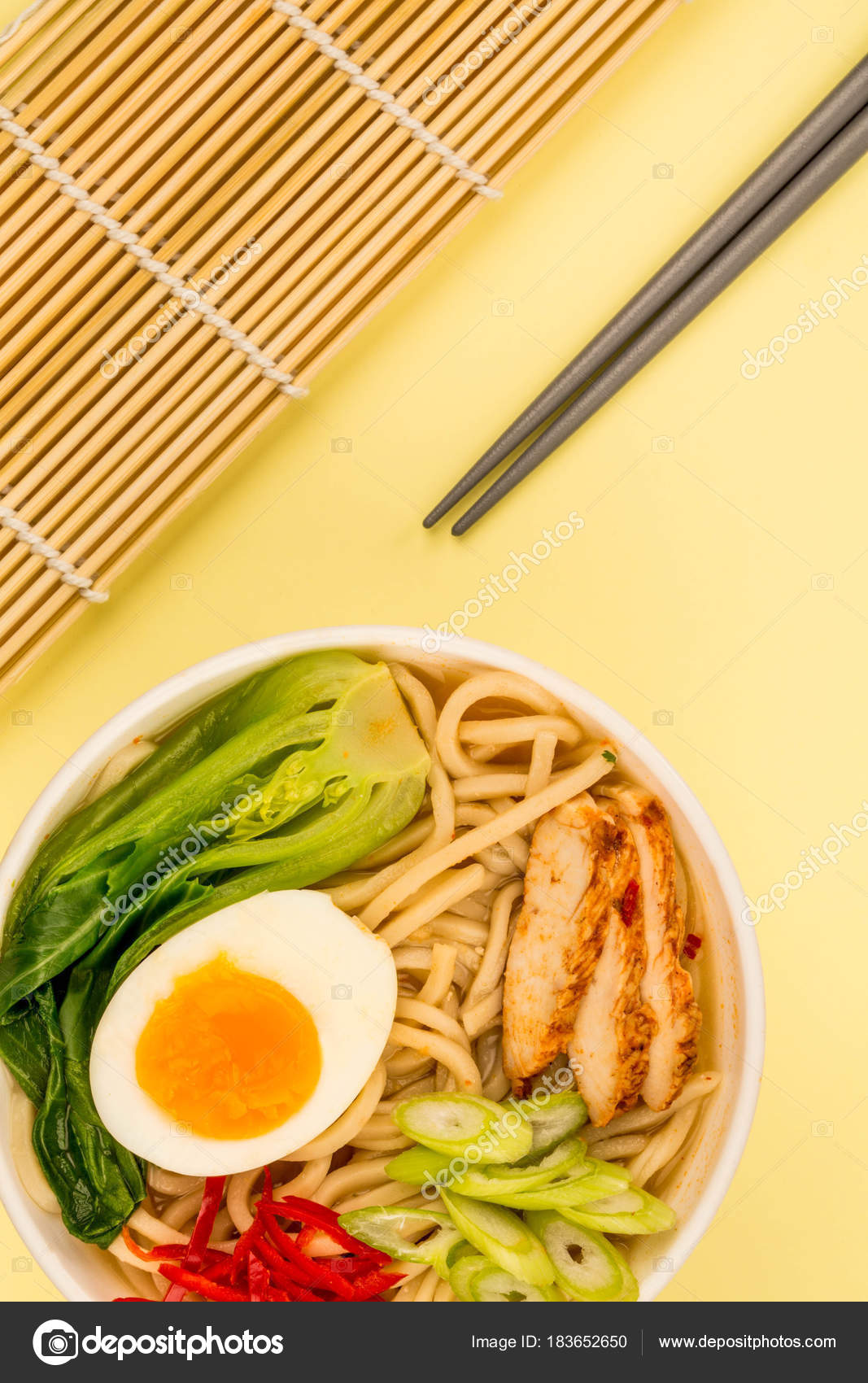 Japonaise poulet et bouillon de nouilles Udon ou soupe avec Pak Choi et