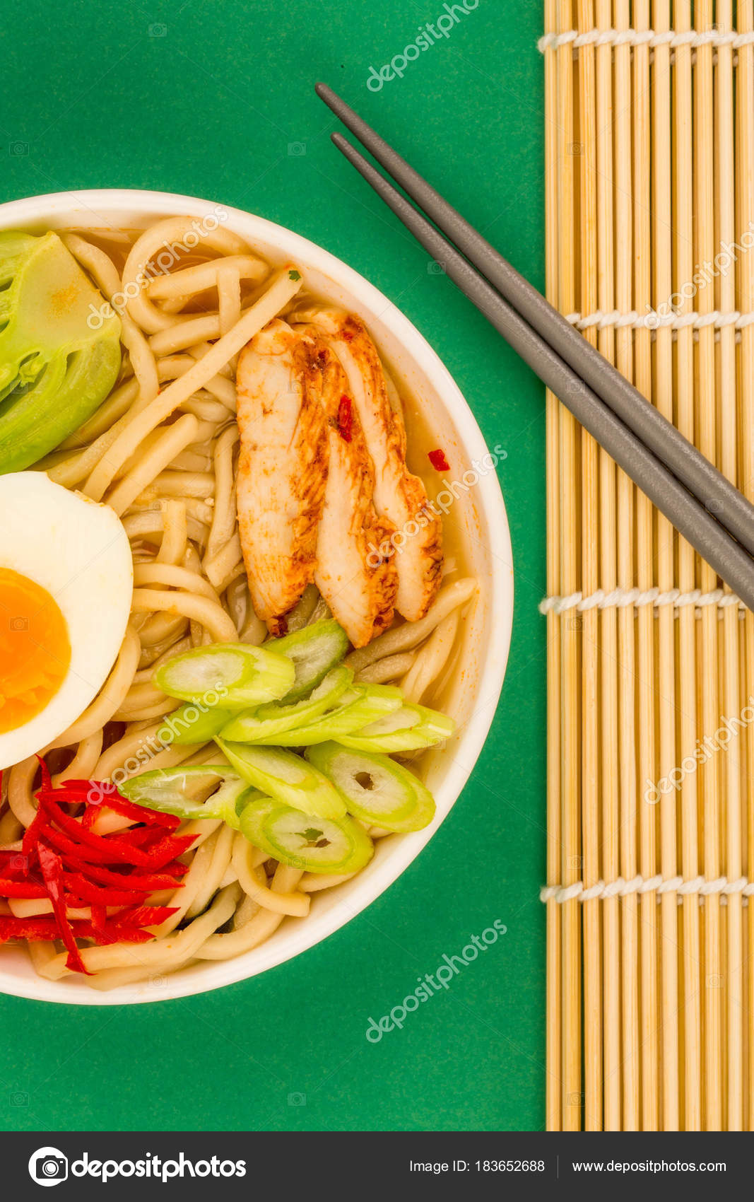 Japonaise poulet et bouillon de nouilles Udon ou soupe avec Pak Choi et