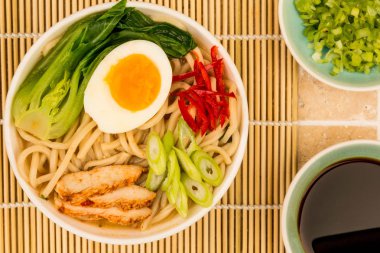 Japon tarzı tavuk ve Udon Noodle suyu veya Pak Choi ve kırmızı biber çorbası 
