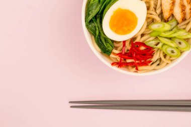 Japon tarzı tavuk ve Udon Noodle suyu veya Pak Choi ve kırmızı biber çorbası 