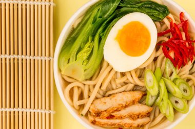 Japon tarzı tavuk ve Udon Noodle suyu veya Pak Choi ve kırmızı biber çorbası 