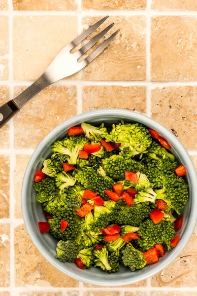 Vegetarische oder vegane Schale mit Brokkoli und Chili — Stockfoto