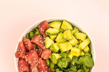 Hawaii tarzı ton balığı ve avokado Sashimi yiyecek kase Poke