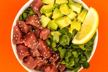 Hawaii tarzı ton balığı ve avokado Sashimi yiyecek kase Poke