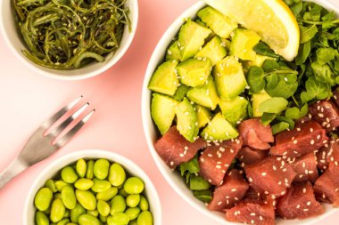 Hawaii tarzı ton balığı ve avokado Sashimi yiyecek kase Poke