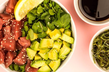 Hawaii tarzı ton balığı ve avokado Sashimi yiyecek kase Poke