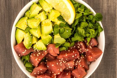 Hawaii tarzı ton balığı ve avokado Sashimi yiyecek kase Poke
