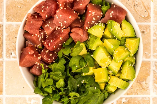 Atún estilo hawaiano y aguacate Sashimi Poke Food Bowl —  Fotos de Stock