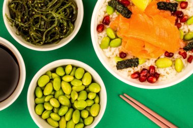 Sağlıklı Hawaiian Style Poke kase, füme somon ile pirinç Edamame fasulye deniz yosunu ve nar taneleri