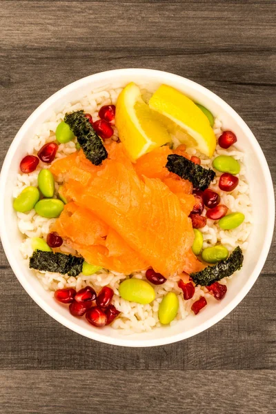 Healthy Hawaiian Style Poke Bowl Of Smoked Salmon With Rice Edamame beans Seaweed and Pomegranate Seeds — Stock Photo, Image