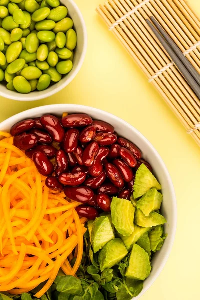 Comida Vegetariana o Vegetariana Bowl con Frijoles Riñoneros Zanahorias Aguacate y Ensalada de Berros —  Fotos de Stock