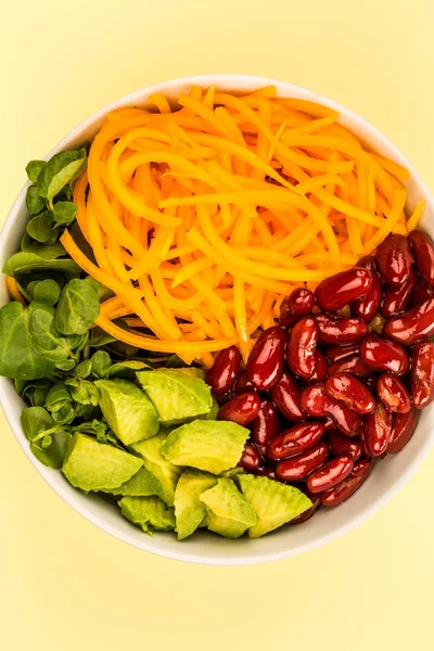 Comida Vegetariana o Vegetariana Bowl con Frijoles Riñoneros Zanahorias Aguacate y Ensalada de Berros —  Fotos de Stock