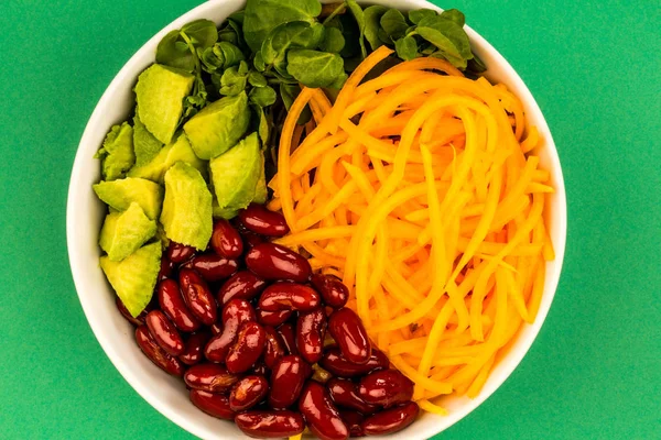 Ciotola di cibo vegano o vegetariano con fagioli renali Carote Insalata di avocado e crescione — Foto Stock