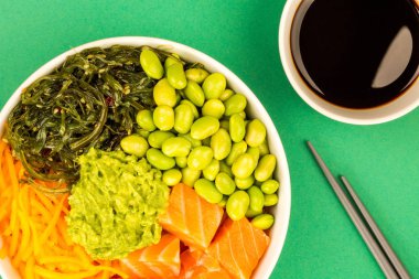 Hawaiian Style Çiğ somon balığı Poke kase Edamame fasulye ve deniz yosunu ile
