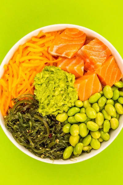 Hawaiian Style Raw Salmon Sashimi Poke Bowl With Edamame Beans And Seaweed — Stock Photo, Image