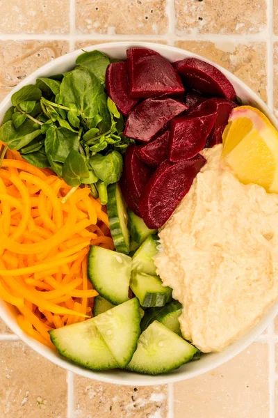 Tigela de comida de salada vegana ou vegetariana com cenouras de húmus de beterraba — Fotografia de Stock