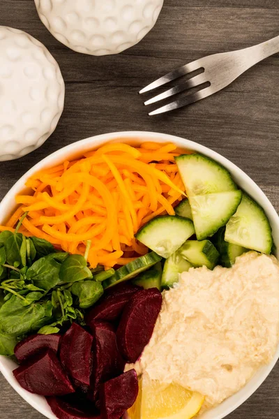 Tigela de comida de salada vegana ou vegetariana com cenouras de húmus de beterraba — Fotografia de Stock