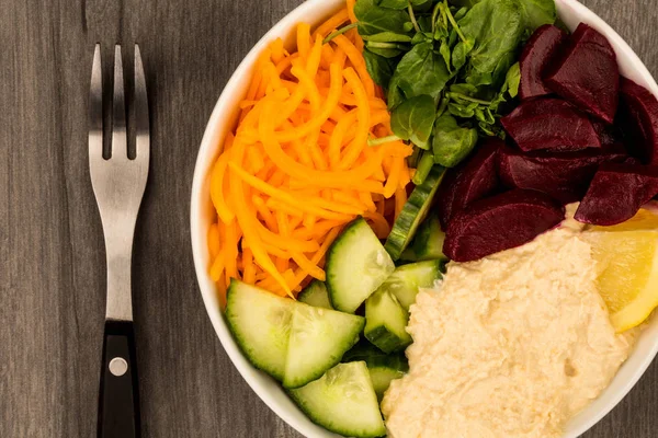 Tigela de comida de salada vegana ou vegetariana com cenouras de húmus de beterraba — Fotografia de Stock