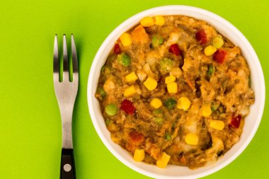 Geleneksel çoban pasta ve sebze bir kasede servis