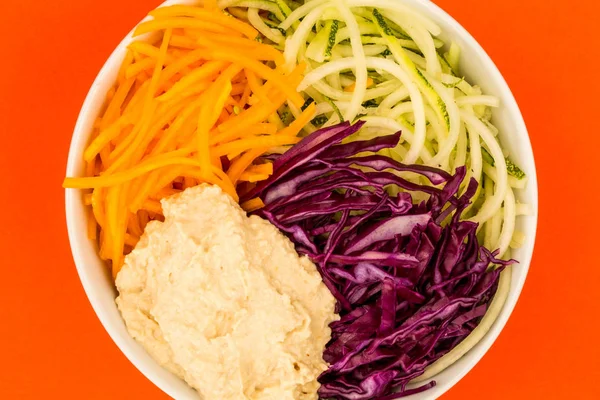 Vegane oder vegetarische Salatschüssel mit Rotkohl-Zucchini-Karotten und Hummus — Stockfoto