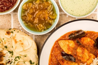 Tavuk Madras köri ve Basmati pirinç