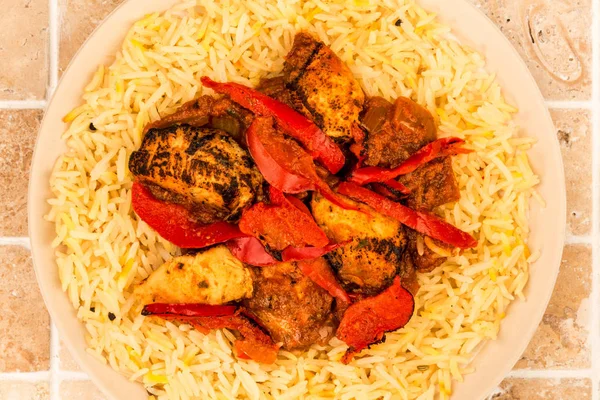 Indischen Stil Huhn Jalfrezi Curry und Pilau-Reis — Stockfoto