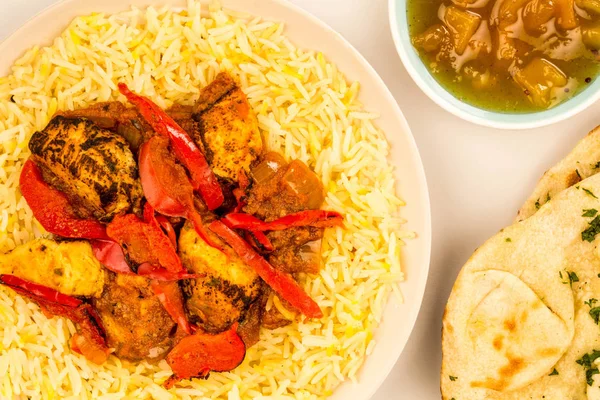 Indiase stijl kip Jalfrezi Curry en Pilau rijst — Stockfoto