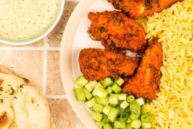 Hint tarzı tavuk pakoralar ve pirinç pilavı