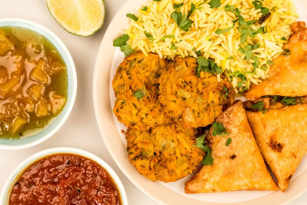 Cebola Bhajis e Samosas com arroz Pilau — Fotografia de Stock