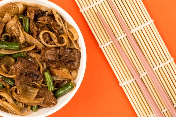 Kinesisk stil stekt nötkött och svamp nudlar — Stockfoto