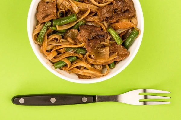 Carne de vaca frita estilo chinês e macarrão de cogumelos — Fotografia de Stock