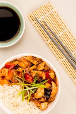 Kanton stil tatlı ve ekşi tavuk pilav ile