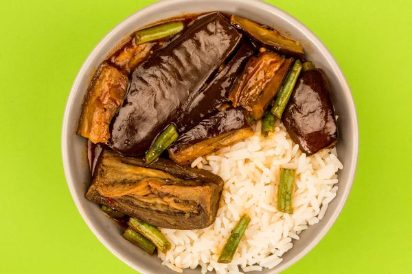 Kinesisk stil stekt Aubergine med kokt ris och gröna bönor — Stockfoto