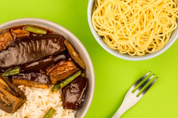 Kinesisk stil stekt Aubergine med kokt ris och gröna bönor — Stockfoto