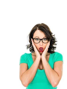 Kafasını onun elinde tutan şok veya sürpriz genç kadın 