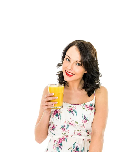 Jonge vrouw voorhanden hebben en het drinken van een glas verse gezonde oranje — Stockfoto