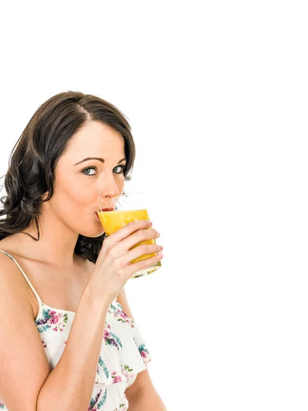 Jonge vrouw voorhanden hebben en het drinken van een glas verse gezonde oranje — Stockfoto