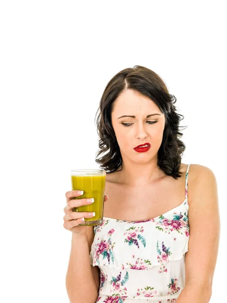 Kobieta trzyma szklankę świeżego soku pomarańczowego zdrowy — Zdjęcie stockowe