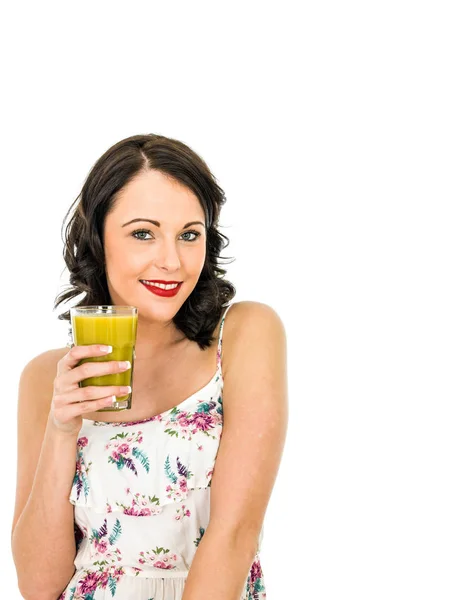 Donna che tiene un bicchiere di succo d'arancia sano fresco — Foto Stock