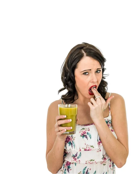 Frau hält ein Glas Smoothie mit frischen Früchten und zeigt ihre Abneigung — Stockfoto