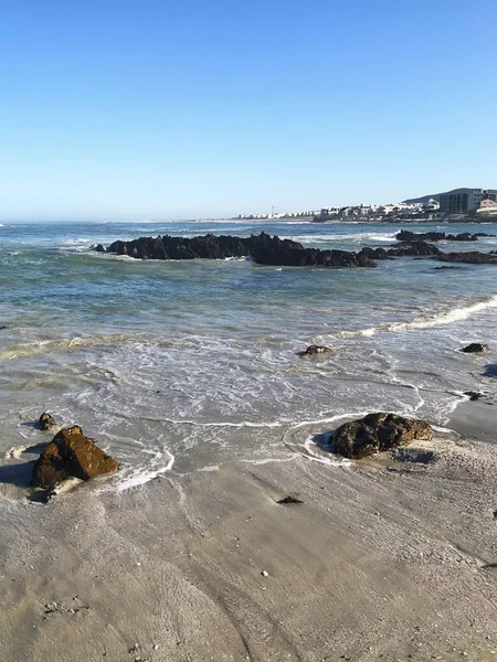Línea costera rocosa en Bloubergstrand en la costa oeste Ciudad del Cabo Sudáfrica —  Fotos de Stock