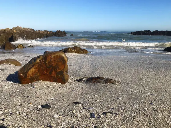 Línea costera rocosa en Bloubergstrand en la costa oeste norte de Ciudad del Cabo —  Fotos de Stock