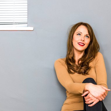 Mutlu mutluluk rahat kendine güvenen genç kadın